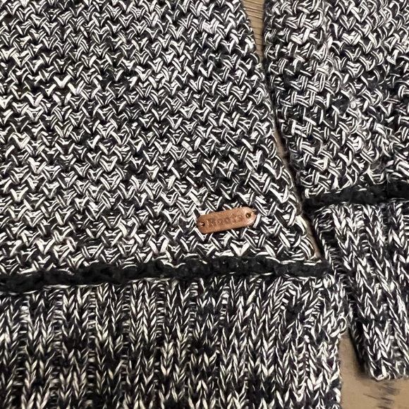 Roots salt and pepper sweater. Longer length - Picture 3 of 4